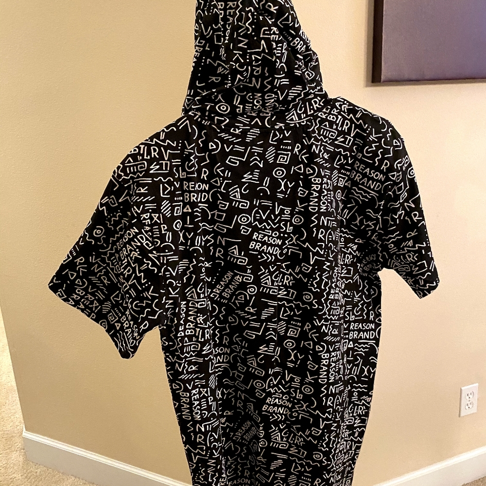 Black shirt sleeve shirt